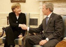 Germany/USA - German Chancellor Angela Merkel (L) shakes hands with US President George W. Bush during their meeting in the Oval Office of the White House in Washington, 13 Jan. 2006.