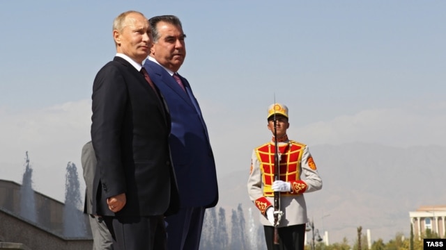 Russian President Vladimir Putin (left) and Tajik President Emomali Rahmon during a welcoming ceremony in Dushanbe on October 5.