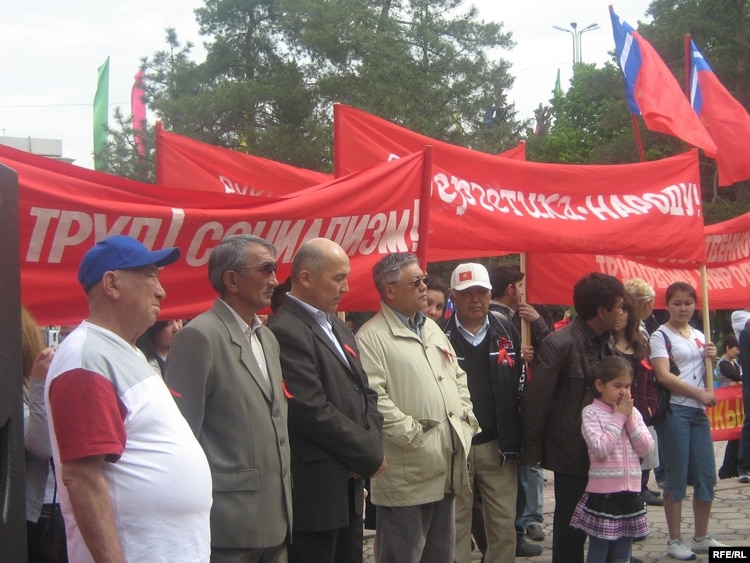 Kyrgyz Communists hold protest rally marking May Day in Bishkek, 1 May 2010.
