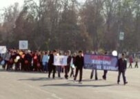 An AIDS awareness rally in the Kyrgyz city of Osh in December 2005 (RFE/RL)