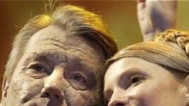Tymoshenko (right) and Yushchenko in happier times