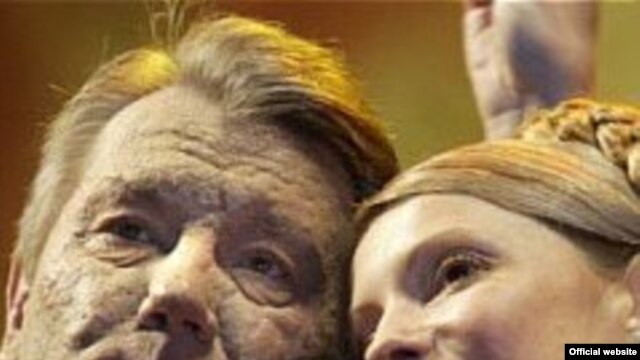 Tymoshenko (right) and Yushchenko in happier times