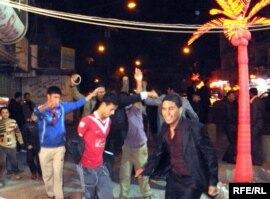 شباب يرقصون في احدى ساحات بغداد في عيد الاضحى 