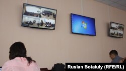Журналистер Матаевтар сотын көрші залда монитордан қарап отыр. Астана, 22 тамыз 2016 жыл.