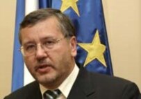 Defense Minister Anatoliy Hrytsenko said there was no discussion of Ukraine's NATO bid during talks with his Russian counterpart (RFE/RL)