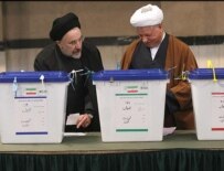 Former Presidents Khatami (left) and Rafsanjani voting in local elections in 2006 (MNA)