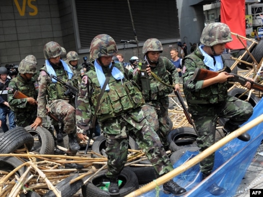 Thai soldiers enter the 