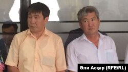 Бұрынғы мәслихат депутаты, кәсіпкер Мейіржан Өндіргенов пен Ербол Әділовтің адвокаттары сот үкімін тыңдап тұр. Ақтөбе, 1 тамыз 2016 жыл.
