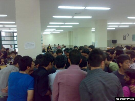 اعتراض دانشجویان دانشگاه آزاد به جداسازی جنسیتی در دانشگاه‌های ایران