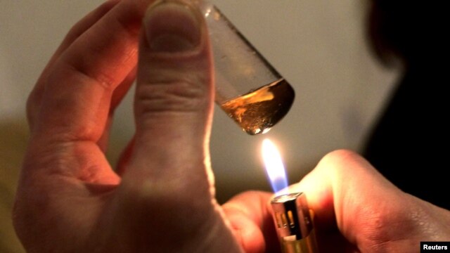 A man prepares a heroin injection at a flat in Tver, Russia. (file photo)