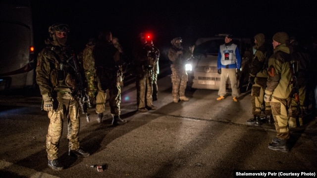 Представник ОБСЄ посередині між українськими військовими і бойовиками на місці обміну полоненими