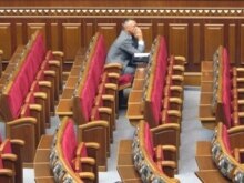 Ukraine -- Former deputy Prime Minister Serhiy Holovatyi sits alone in the space allocated to the opposition during the opening of a new parliament session in Kyiv, 04Sep2007