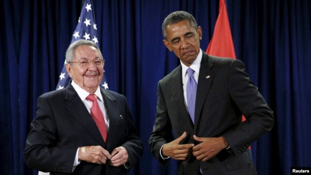Барак Обама и Рауль Кастро встречаются в кулуарах сессии Генеральной Ассамблеи ООН в Нью-Йорке 29 сентября 2015 года