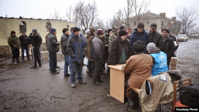 Выдача гуманитарной помощи, Никишино Донецкой области (оккупированная территория)