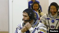 Космонавт Юрий Маленченко и астронавты Тимоти Копр и Тимоти Пик на космодроме Байконур. 15 декабря 2015 года.