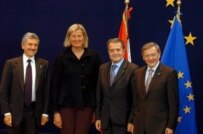 Italian Foreign Minister Massimo D'Alema (left) and Prime Minister Romano Prodi( 2nd from right) are welcomed by Austrian Chancellor Wolfgang Schussel (right) and his Foreign Minister Ursula Plasnik in Brussels on June 15 (epa)