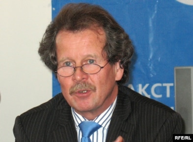 Manfred Nowak speaks to reporters in Astana.