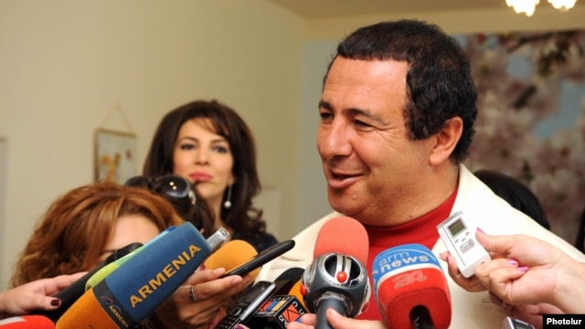 Armenia -- Leader of "Bargavach Hayastan" (Prosperous Armenia) party Gagik Tsarukian talks to the journalists minutes after voting, Arinj, 06May2012
