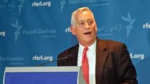 Isaacson at RFE 60th reception at the Newseum