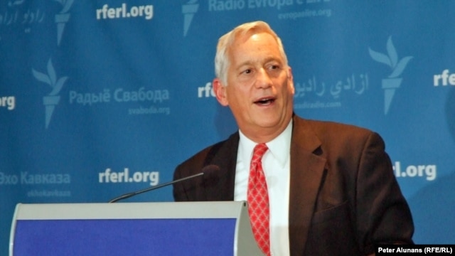 Isaacson at RFE 60th reception at the Newseum