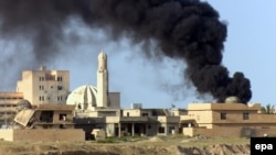دخان يتصاعد في تكريت إثر معركة بين القوات العراقية وداعش - 31 آذار 2015