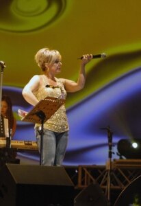 UAE -- Iranian singer "Googoosh" performs in Dubai, 26Mar2008