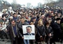 Supporters of the late Yugoslav president Slobodan Milosevic waited today to enter the Museum of the Revolution, where his coffin is displayed in Belgrade (epa)