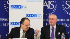 Joao Suares și Spencer Oliver la conferința de presă OSCE de la Washington