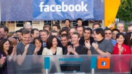 Facebook-un banisi Mark Zuckerberg Facebook-un Kaliforniyadakı qərərgahının açılışında