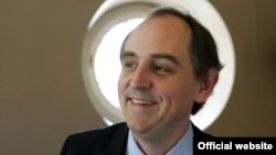 Edward Lucas from "The Economist" has just become Estonia's first e-resident.