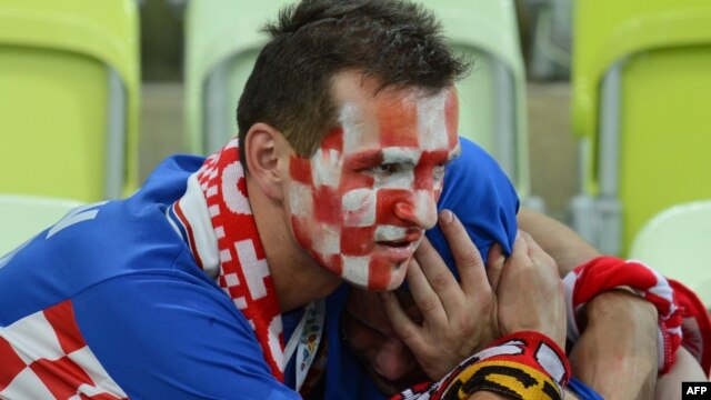 Razočarenje navijača nakon što je Hrvatska ispala iz daljnjeg takmičenja na Euru, lipanj 2012.