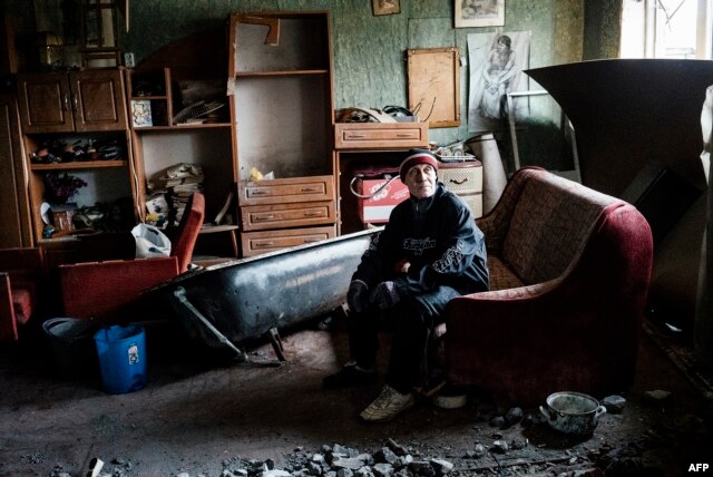 Житель Жовтневого району Донецька у своєму пошкодженому помешканні, 2 квітня 2015 року