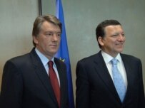 Barroso (right) with Yushchenko today in Brussels (official site)
