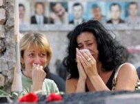 Mourners at the cemetery in Beslan on September 1, the anniversary of the start of the crisis (epa)