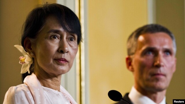 Myanmar pro-democracy leader Aung San Suu Kyi (left) attends a news conference with Norway's Prime Minister Jens Stoltenberg in central Oslo on June 15.