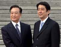 Wen (left) with Abe in Beijing last year (epa)