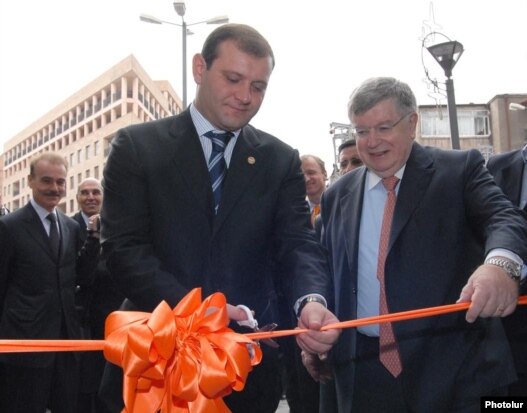 Armenia -- France Telecom Chairman Didier Lombard (R) and Yerevan's Deputy Mayor Taron Markarian inaugurate a new office of the Orange-Armenia wireless network on November 5, 2009.