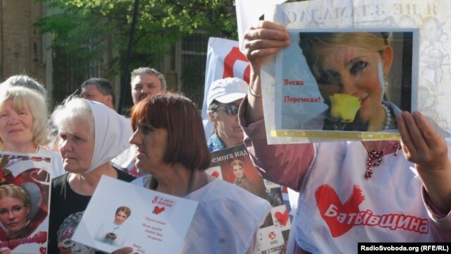 Supporters of Yulia Tymoshenko protest near the court in Kharkiv on April 28.
