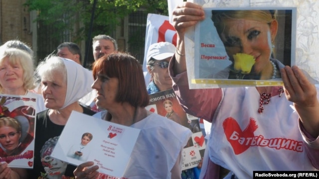 Supporters of Yulia Tymoshenko near the court in Kharkov continued on April 28 to show their support for the former prime minister. (Рhoto by O.Ovchynnykov)
