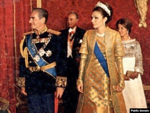 محمدرضا پهلوی، آخرین پادشاه ایران همراه با فرح پهلوی، ملکه سابق در یک مراسم سلطنتی.