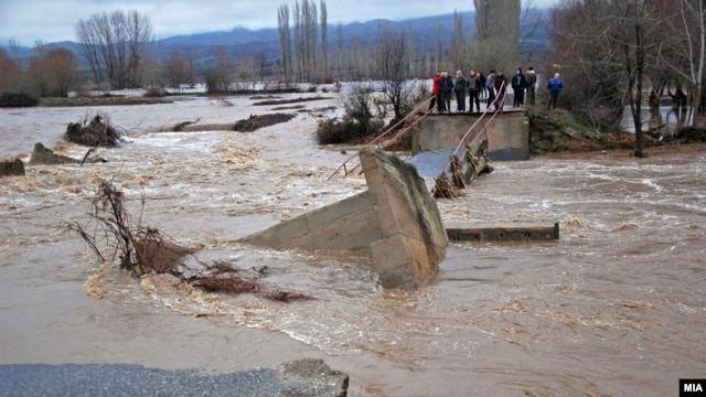 Foto nga vërshimi i një lumi në pjesë lindore të Maqedonisë