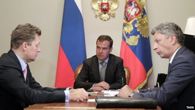 Russian President Dmitry Medvedev is flanked by Gazprom CEO Aleksei Miller (left) and Ukrainian Energy Minister Yuriy Boiko during a meeting in August.