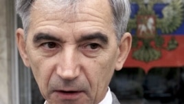 Physicist Valentin Danilov stands outside the Krasnoyarsk regional court during his trial in 2004.