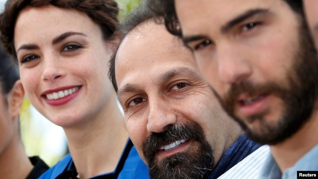  اصغر فرهادی به همراه طاهر رحیم (راست) و برنیس بژو٬ بازیگران فیلم «گذشته»