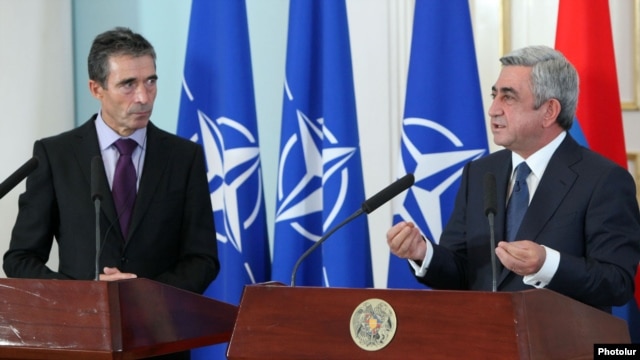 Armenia - President Serzh Sarkisian (R) and NATO’s Secretary General Anders Fogh Rasmussen at a joint press conference in Yerevan, 06Sep2012.