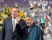 Afghan President Hamid Karzai (right) at Ground Zero in 2002 (AFP)