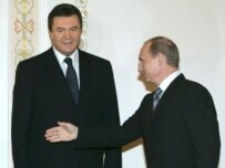 Yanukovych (left) with Russian President Vladimir Putin (file photo) (ITAR-TASS)