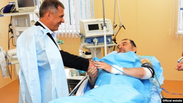 Mufti Ildus Faizov, who suffered two broken legs in a car bombing, is visited in the hospital by Tatar President Rustam Minnikhanov.