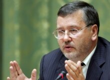 Ukraine -- Anatoliy Hrytsenko, Ukrainian Defense Minister, speaks with media during a news conference in Kyiv, 13Jun2006