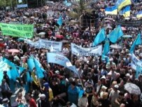 Crimean Tatars rally in Simferopol to mark the anniversary of their deportation (RFE/RL)